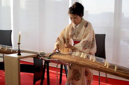 和蝋燭の灯と福山琴の音